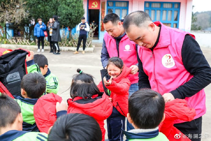 2019年11月，海瀾之家的志愿者們來到了貴州六盤水市的南開鄉(xiāng)。這里地域偏遠溝壑縱橫。志愿團隊就這樣小心謹慎的行駛在霧蒙蒙的山路上，堅持把物資送到了塢鉛小學的孩子們手里。