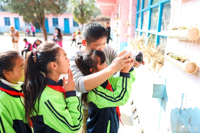 盡管身處大山，塢鉛小學卻到處都是驚喜，自制插花、獨一無二的石頭畫、杉木墩上的24節(jié)氣圖&hellip;&hellip;孩子們從不缺少發(fā)現(xiàn)美的眼睛。2019年，海瀾之家特別準備了攝影課堂，讓孩子們通過拍照的方式自由地傳達真善美。