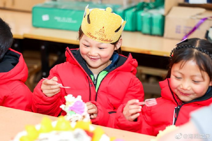 從暖身到暖心，海瀾之家的志愿者們不僅為孩子們帶去了學習用品，還帶去了生日蛋糕，給孩子們過了一個難忘的生日party。生長在山區(qū)的他們，過生日也只能和在外打工的父母通個電話，許多孩子還是第一次和這么多人一起吹蠟燭許生日愿望。