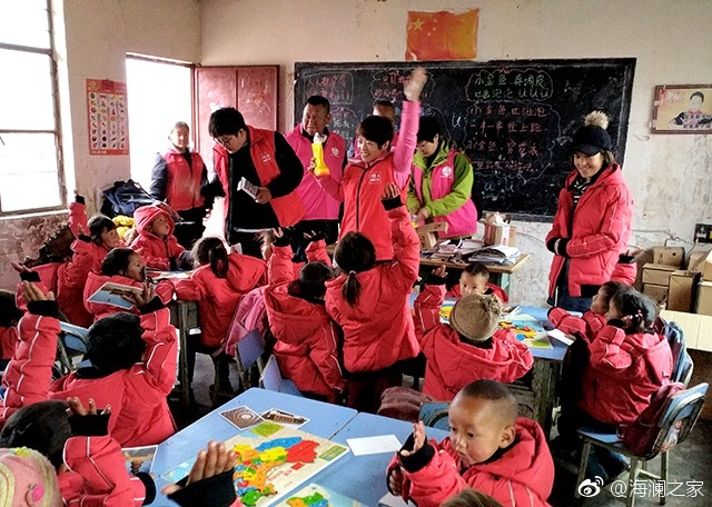 2018年，由海瀾之家攜手網(wǎng)易新聞打造的&ldquo;多一課溫暖&rdquo;課程平臺讓一間間溫暖的課堂走向深山與邊陲。帶著貼合孩子教育需求的線上內(nèi)容和教師、各領域KOL及愛心人士組成的愛心團隊，海瀾之家用實際行動為孩子的教育加溫，踐行&ldquo;多一克溫暖&rdquo;。