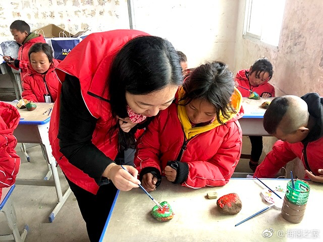 在繪畫課上，孩子們畫出心中想象的世界，不斷汲取關于美的知識。&ldquo;多一克溫暖&rdquo;帶給孩子們的是未來人生更多的機會與可能。公益行動不應只提供物質(zhì)捐贈，更要加強對山區(qū)孩子們精神世界與未來發(fā)展的重視。