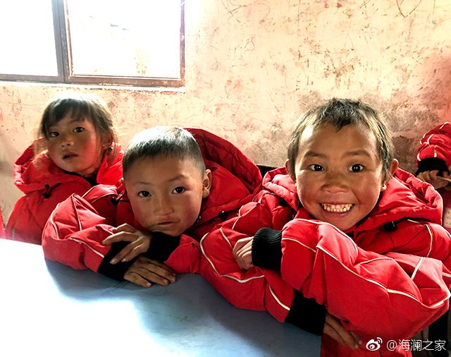 在四川省西南部川滇交界處的大涼山深處，坐落著一所紅旗小學。每當最寒冷的季節(jié)到來，這里的許多孩子們不得不共用一件冬衣御寒。 &ldquo;多一克溫暖&rdquo;與暖流計劃記錄下了孩子們開心的笑臉。這些笑臉，都是&ldquo;多一克溫暖&rdquo;前行中的源源動力。
