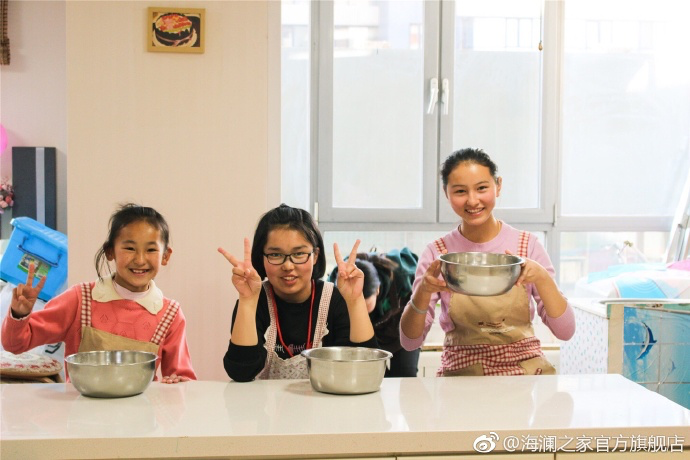 2017年 &ldquo;寒令營&rdquo;團隊從不同角度，為北疆山區(qū)的孩子們打開了一個豐富的世界。來到北京，他們觀看了升旗儀式，參觀了故宮，走進北京海洋館和動物園。這次寒令營，展現(xiàn)在他們面前的是此前從未看到過的世界，意義非凡。