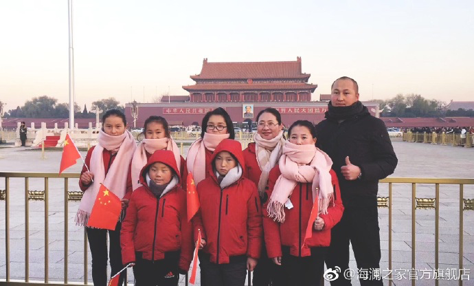 寒令營的第一天，孩子們觀看了升旗儀式，走進故宮暢聽歷史故事。祖國的樣貌開始在他們心里清晰，未來的希望開始在他們心中發(fā)芽。海瀾之家&ldquo;多一克溫暖&rdquo;團隊帶給孩子們精神世界的富足，照亮孩子們夢想的啟蒙之路。