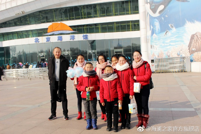 在海洋館，充滿求知欲和好奇心的孩子們像是一個個落入仙境的愛麗絲，不斷地提問，并用手中的紙筆和相機，記錄每一個畫面和知識，說要回去講給其他小伙伴和家人們聽。