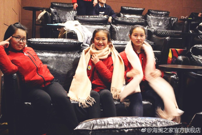 彼時恰逢《尋夢環(huán)游記》上映，&ldquo;寒令營&rdquo;的孩子們一起在電影院觀看了電影，平日里最鬧騰的孩子，在第一次看3D電影時也變得安靜專注。孩子們在這段旅程中增長了見識，一個更豐盛的世界就這樣打開了。