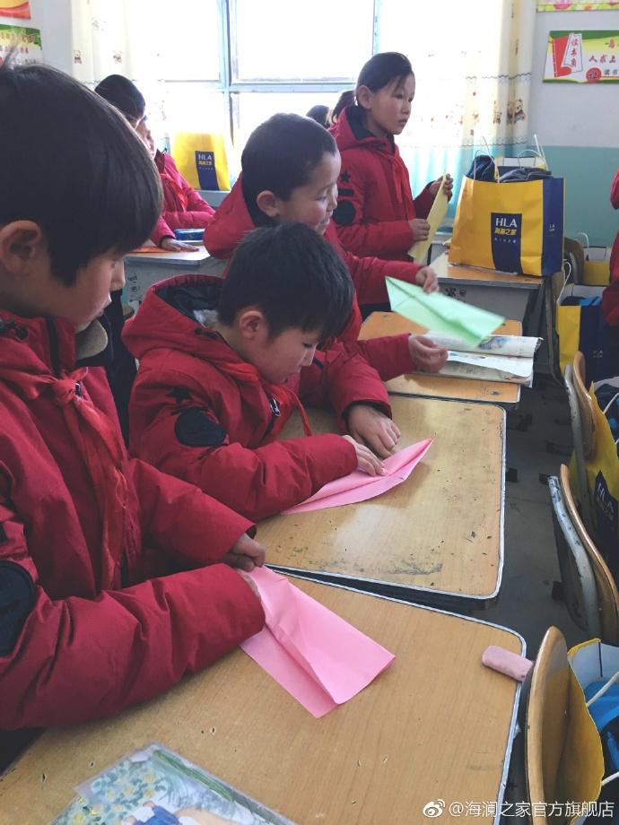 &ldquo;多一克溫暖&rdquo;的志愿者為孩子們帶去承載夢想的手工課，孩子們通過剪紙、畫畫、折紙飛機，讓自己的夢想在手中凝聚，隨紙飛機一起飛向天空，為凜冬帶來五彩斑斕的希望。