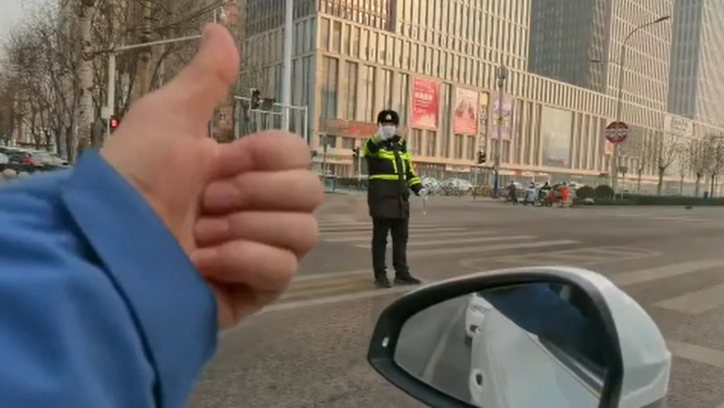 石家莊路人和交警的這個&ldquo;暗號&rdquo;，真暖！