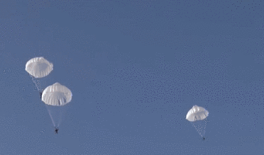 陸軍：陸航特戰(zhàn)深度融合 &ldquo;背靠背&rdquo;傘降聯(lián)訓(xùn)