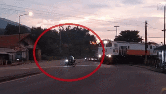 魯莽！無視警報 印尼男子強穿鐵軌險被撞