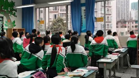 課上到一半，同學(xué)們卻把頭望向了外面！校長說：點贊！