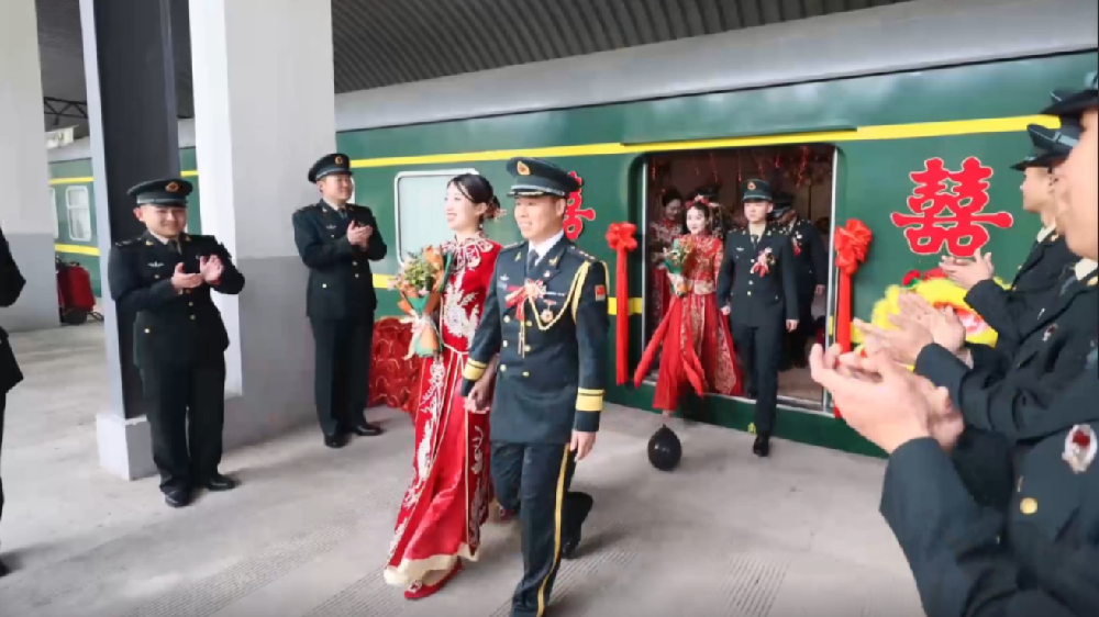 火車當(dāng)&ldquo;婚車&rdquo;，東風(fēng)快遞員最有排面的&ldquo;幸福軍列&rdquo;