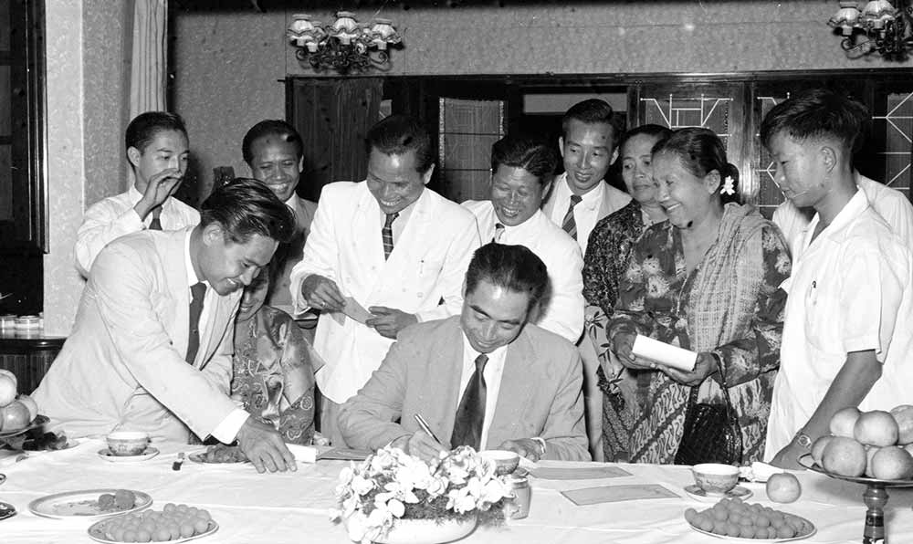 1955年4月25日，為迎接亞非會(huì)議而組織的萬隆人民委員會(huì)的代表請(qǐng)周恩來總理簽名留念。