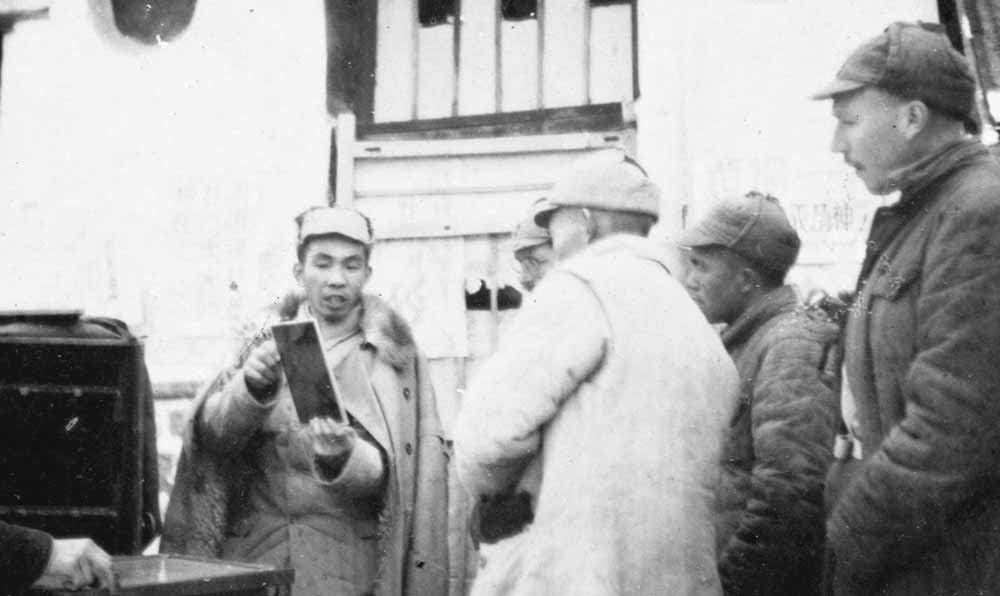 沙飛向參觀者講《晉察冀畫報(bào)》的制版情況。