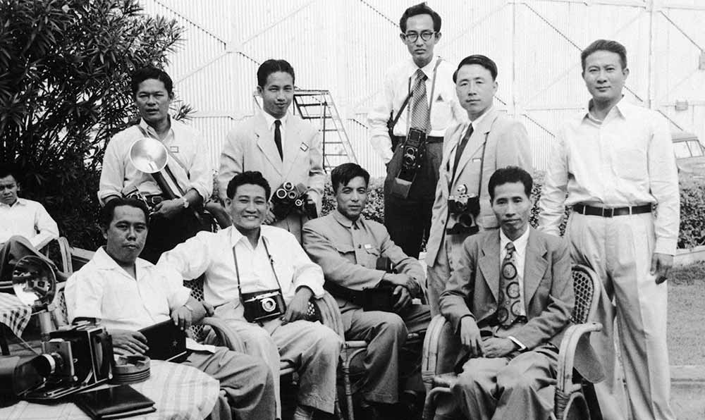 新華社記者錢嗣杰（站立者右二）在采訪會(huì)議開幕式后和外國(guó)記者在會(huì)場(chǎng)外休息。