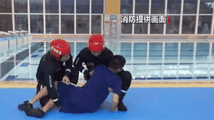 水中遇險(xiǎn) 如何自救與施救？黃金30秒 如何將溺水者救上岸？