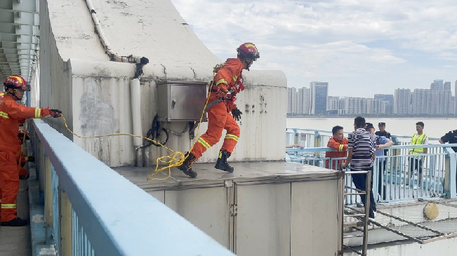 飛躍一撲！杭州消防員10秒救人