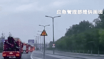 暴雨中 他們&ldquo;逆流而上&rdquo;：跨省救援！7省1800名消防員增援河南