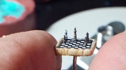 比指甲蓋還??！ 土耳其微雕藝術(shù)家雕出超小國際象棋