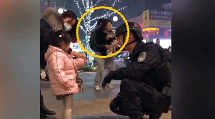 女子被特警圈粉蹲地拍照不想走，男友接下來的舉動驚呆網(wǎng)友