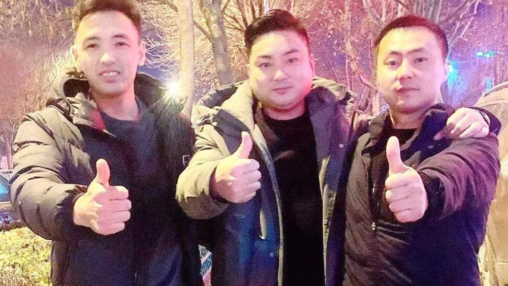 熱點快追｜路面結(jié)冰大貨車開始溜車！24塊&ldquo;救命石&rdquo;幫助緊急脫險