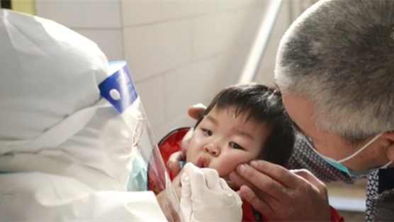 這一跪，謝謝你最美的&ldquo;核酸護士&rdquo;