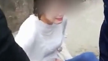 四川一女子墜河欲輕生，兩名消防員一躍而下