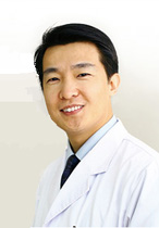 葉子?。罕本┟罓柲垦劭漆t(yī)院院長