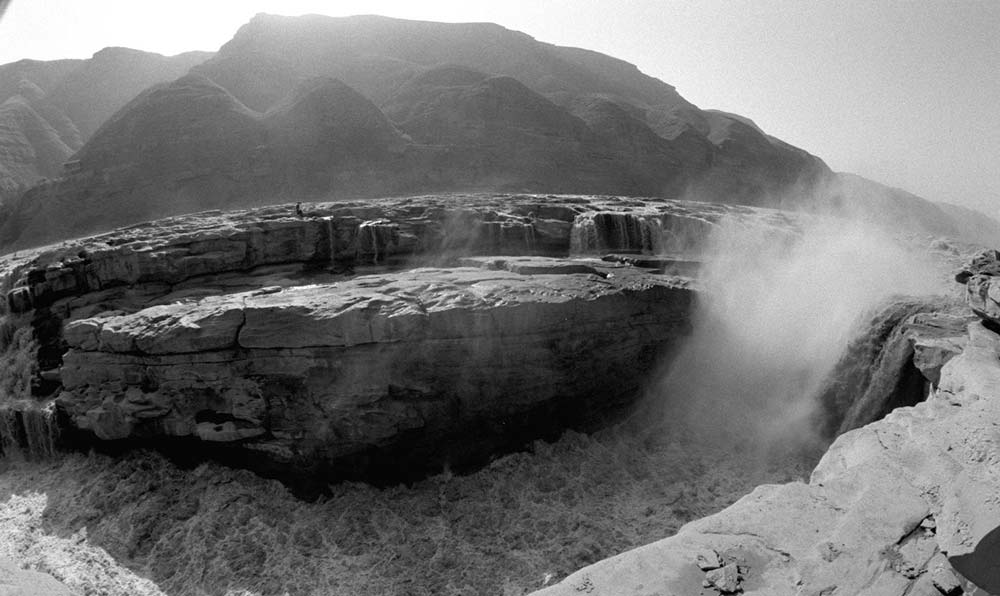 黃河壺口瀑布景色。