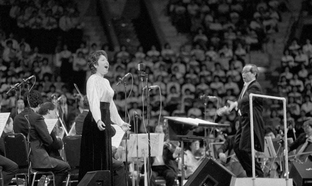 女高音歌唱家汪燕燕在香港&ldquo;黃河音樂節(jié)&rdquo;上演唱《黃河怨》。