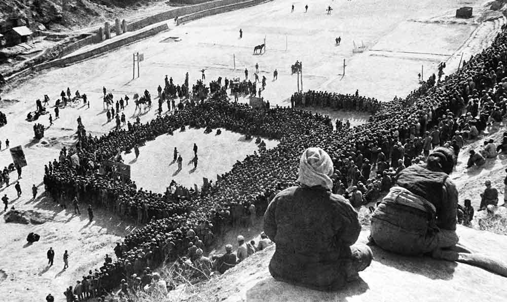 東北文代大會(huì)為慶祝斯大林70壽辰，由魯藝文工團(tuán)演出黃河大合唱。