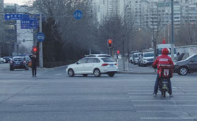 瘋狂&rdquo;外賣 板子應(yīng)該打在誰身上？