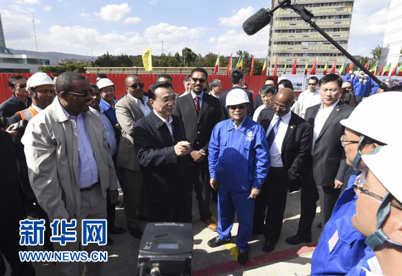 這是李克強(qiáng)與海爾馬里亞姆看望施工人員。新華社記者 李學(xué)仁 攝