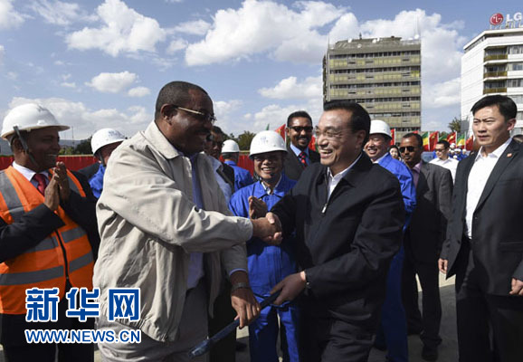 5月5日，中國國務(wù)院總理李克強(qiáng)考察亞的斯亞貝巴輕軌項(xiàng)目，埃塞俄比亞總理海爾馬里亞姆陪同。新華社記者 李學(xué)仁 攝