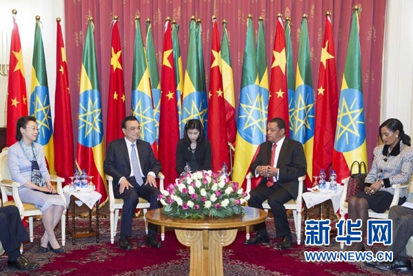 李克強(qiáng)總理夫人程虹、穆拉圖總統(tǒng)夫人梅阿扎參加會見。新華社記者王曄攝