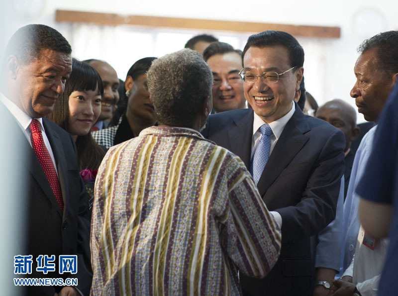 5月6日，中國國務院總理李克強與埃塞俄比亞總統(tǒng)穆拉圖一同來到亞的斯亞貝巴阿勒塔醫(yī)院，看望受益于中國免費白內障手術&ldquo;光明行&rdquo;活動的埃塞俄比亞患者。新華社記者 謝環(huán)馳 攝 