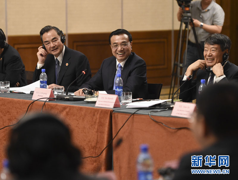  5月6日，國(guó)務(wù)院總理李克強(qiáng)在埃塞俄比亞首都亞的斯亞貝巴出席中非經(jīng)貿(mào)人文座談會(huì)。 新華社記者 李學(xué)仁 攝 