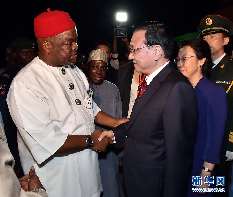     5月6日，應尼日利亞總統(tǒng)喬納森邀請，國務院總理李克強乘專機抵達阿布賈國際機場，開始對尼日利亞進行正式訪問。李克強總理夫人程虹同機抵達。新華社記者 李濤 攝 