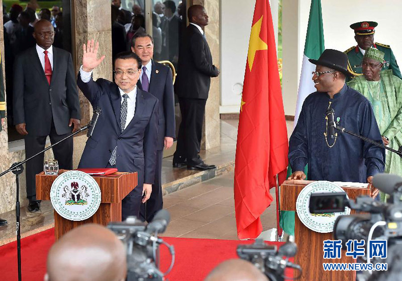 5月7日，中國(guó)國(guó)務(wù)院總理李克強(qiáng)在阿布賈與尼日利亞總統(tǒng)喬納森會(huì)談后共同會(huì)見(jiàn)記者，并回答記者提問(wèn)。 新華社記者李濤攝 