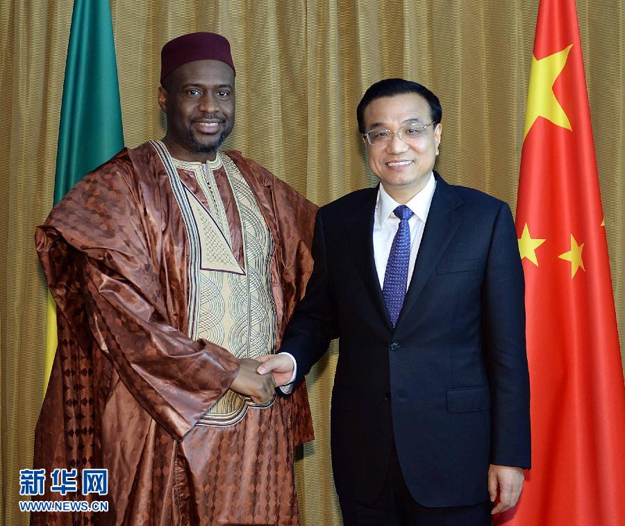 5月7日，正在尼日利亞訪問的國務(wù)院總理李克強(qiáng)在阿布賈會(huì)見出席第24屆世界經(jīng)濟(jì)論壇非洲峰會(huì)全會(huì)的馬里總理馬拉。 新華社記者 李濤 攝 