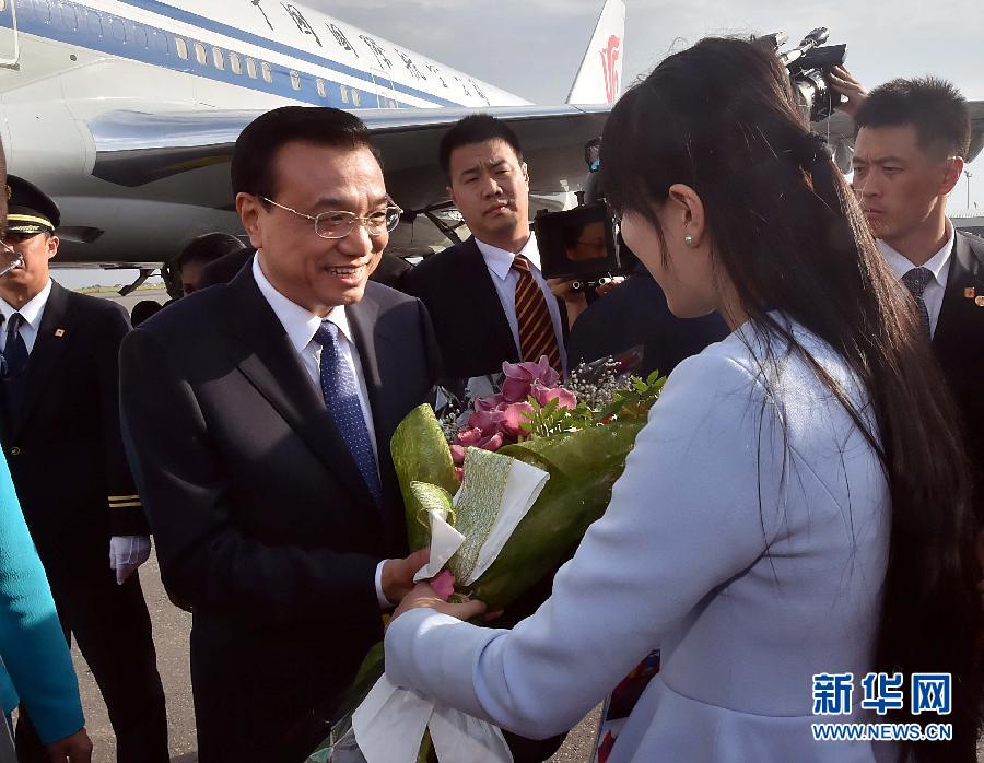 5月8日，應(yīng)安哥拉總統(tǒng)多斯桑托斯邀請，中國國務(wù)院總理李克強乘專機抵達羅安達二月四日國際機場，開始對安哥拉進行正式訪問。 新華社記者李濤 攝 