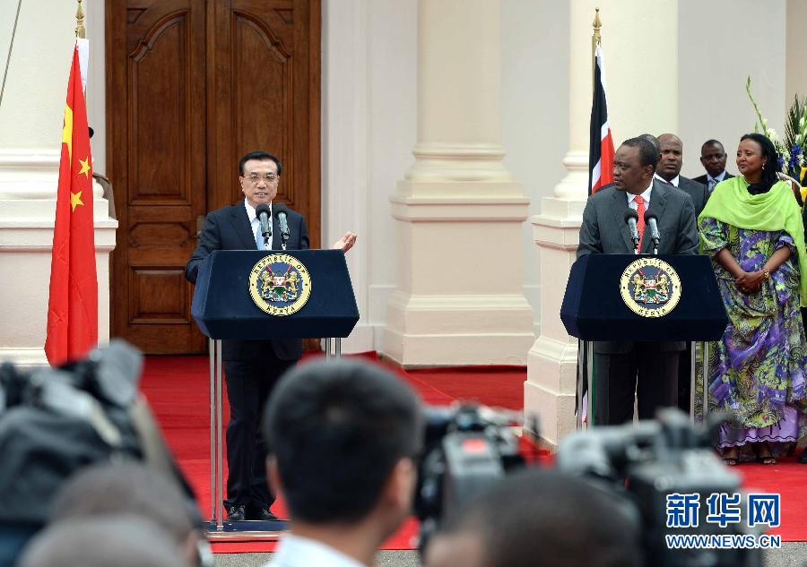 5月10日，中國國務院總理李克強在肯尼亞國家宮與肯總統(tǒng)肯雅塔舉行會談后共同會見記者。 新華社記者 李濤 攝 