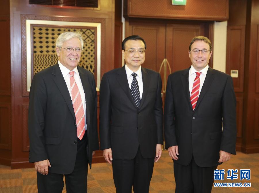 5月10日，國務(wù)院總理李克強在內(nèi)羅畢會見聯(lián)合國環(huán)境規(guī)劃署執(zhí)行主任施泰納（右）和聯(lián)合國人居署執(zhí)行主任克洛斯。 新華社記者 丁林 攝 