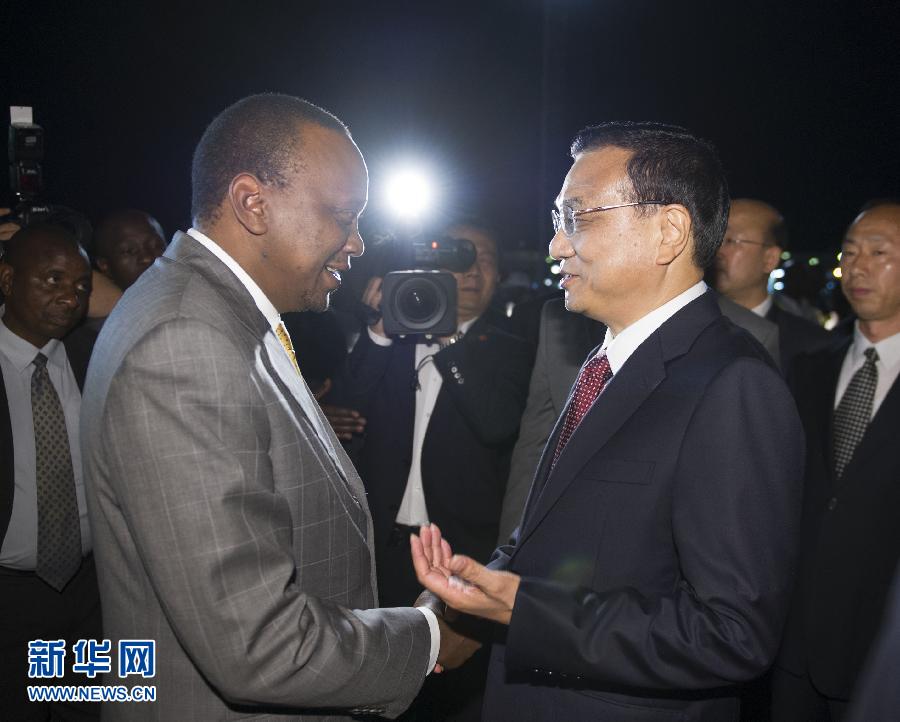 5月9日，應肯尼亞總統(tǒng)肯雅塔邀請，中國國務院總理李克強乘專機抵達內羅畢肯雅塔國際機場，開始對肯尼亞進行正式訪問。李克強總理夫人程虹同機抵達。肯尼亞總統(tǒng)肯雅塔和副總統(tǒng)魯托率肯政府高級官員到機場迎接。新華社記者 謝環(huán)馳 攝 