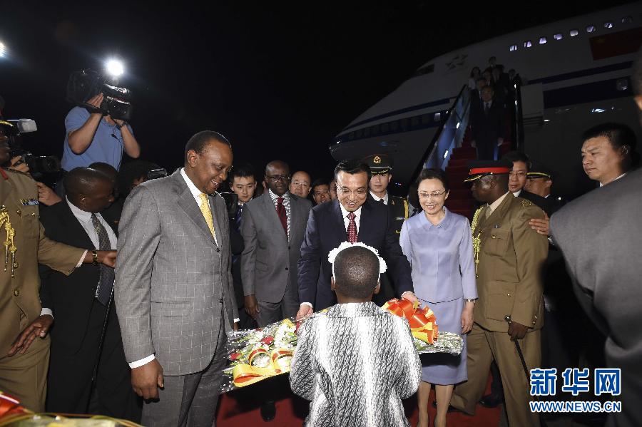 5月9日，應肯尼亞總統(tǒng)肯雅塔邀請，中國國務院總理李克強乘專機抵達內羅畢肯雅塔國際機場，開始對肯尼亞進行正式訪問。李克強總理夫人程虹同機抵達?？夏醽喛偨y(tǒng)肯雅塔和副總統(tǒng)魯托率肯政府高級官員到機場迎接。這是肯尼亞兒童向李克強夫婦獻上鮮花。新華社記者李學仁攝 