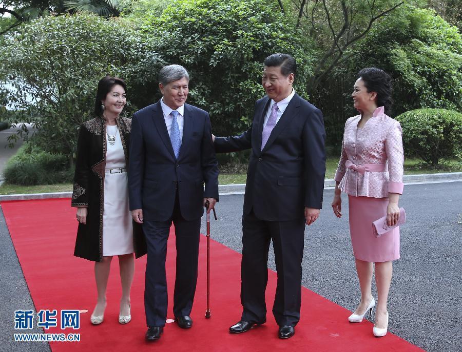 會談前，習(xí)近平在上海西郊會議中心廣場為阿坦巴耶夫舉行歡迎儀式。新華社記者 蘭紅光 攝 