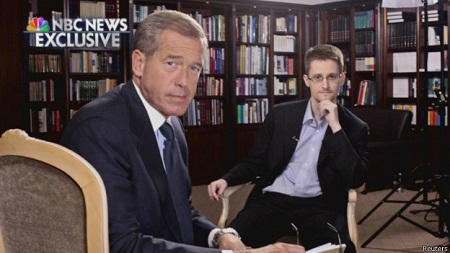 斯諾登稱，他曾作為美國(guó)中情局和國(guó)安局便衣特工在海外工作。