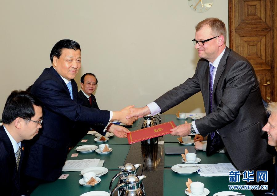 6月12日，中共中央政治局常委、中央書記處書記劉云山在赫爾辛基會見芬蘭中間黨主席西皮萊。 新華社記者饒愛民攝