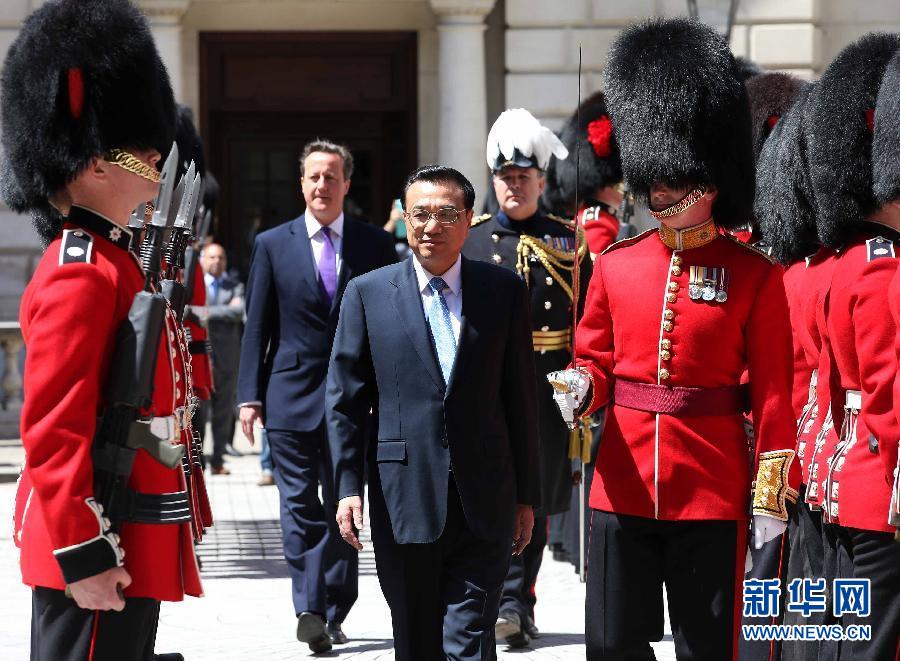 6月17日，國(guó)務(wù)院總理李克強(qiáng)在倫敦唐寧街10號(hào)首相府同英國(guó)首相卡梅倫舉行中英總理年度會(huì)晤。這是會(huì)晤前，卡梅倫為李克強(qiáng)舉行隆重的歡迎儀式。新華社記者 龐興雷 攝