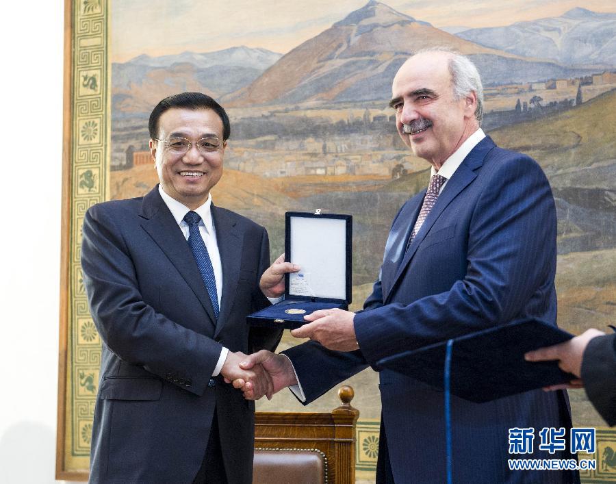 6月19日，國務(wù)院總理李克強在希臘議會大廈會見希臘議長米馬拉基斯。這是會見前，米馬拉基斯代表希臘議會向李克強授予議會金質(zhì)勛章。新華社記者 王曄 攝